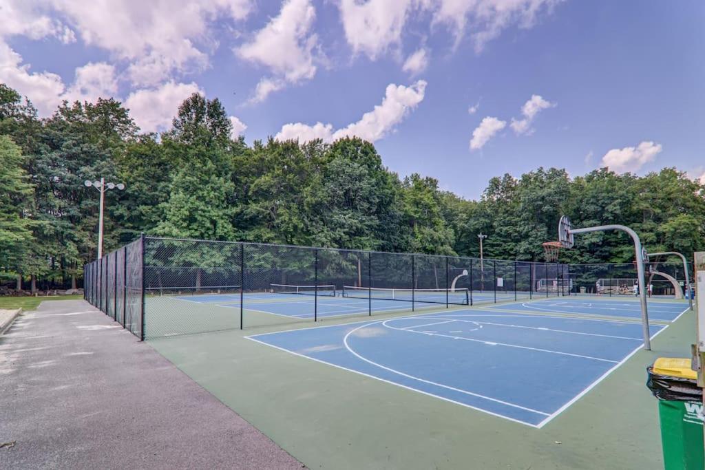 15 Min To Resorts, Dog Friendly, Cozy 3 Bedroom Game Area & Fire Pit * East Stroudsburg