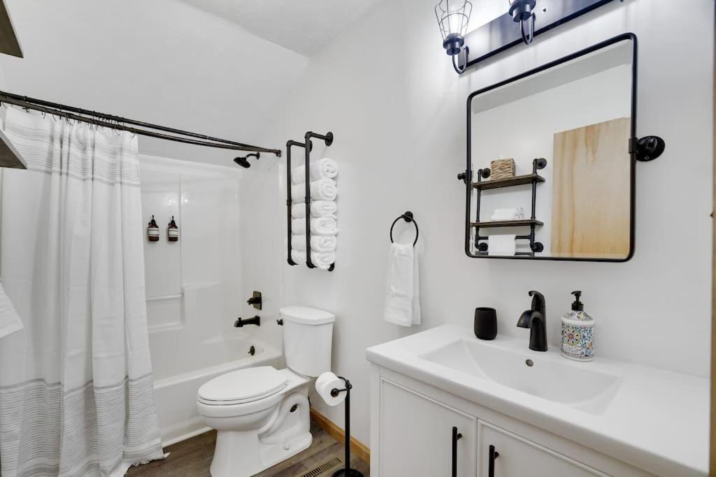 15 Min To Resorts, Dog Friendly, Cozy 3 Bedroom Game Area & Fire Pit *