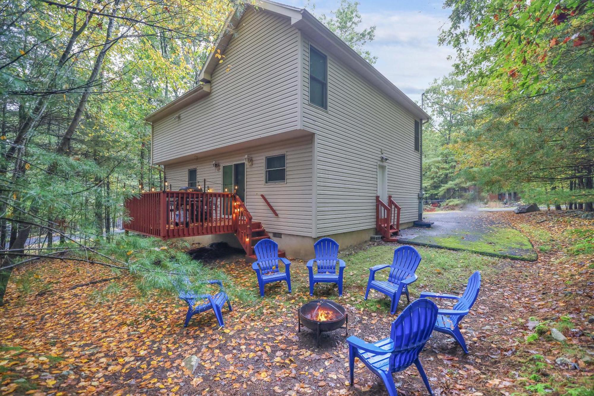 15 Min To Resorts, Dog Friendly, Cozy 3 Bedroom Game Area & Fire Pit * East Stroudsburg
